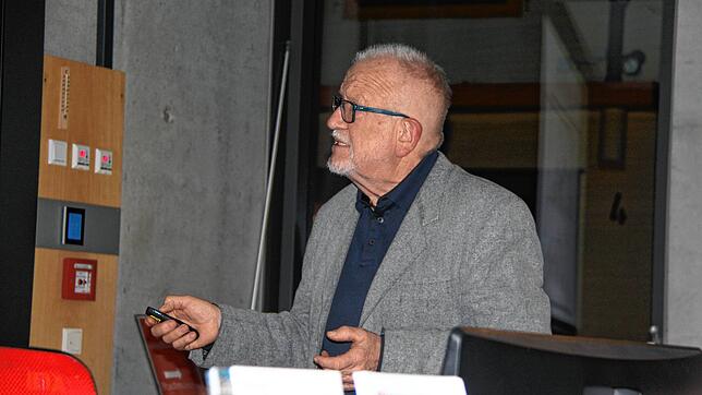Historiker Fredy Meyer spricht bei einem Vortrag über die Grafen von Nellenburg im Hoch- und Spätmittelalter. Bild: Cornelia Giebler