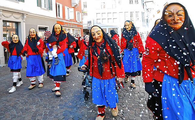 Die Altstadthexen in der Stadt Konstanz bewerfen alle, die ihnen zu nahe kommen, mit Konfetti.
