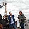 Zum Festakt befragt Eric Thiel vom Team Marketing und Tourismus (Mitte) Ingo Obermann (rechts). Er hatte als Matrose auf einer Fähre, ...