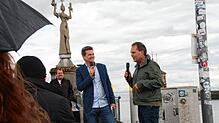 Zum Festakt befragt Eric Thiel vom Team Marketing und Tourismus (Mitte) Ingo Obermann (rechts). Er hatte als Matrose auf einer Fähre, ...