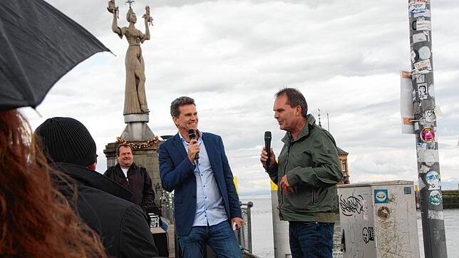 Zum Festakt befragt Eric Thiel vom Team Marketing und Tourismus (Mitte) Ingo Obermann (rechts). Er hatte als Matrose auf einer Fähre, ...