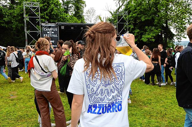 Bild 16: Strahlende Festival-Fans! Am ersten Nachmittag steigt die Stimmung