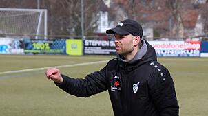 Kay Ruf, Trainer des SV Hinterzarten, feiert mit seiner Mannschaft einen 2:1-Erfolg gegen den SV Hölzlebruck.
