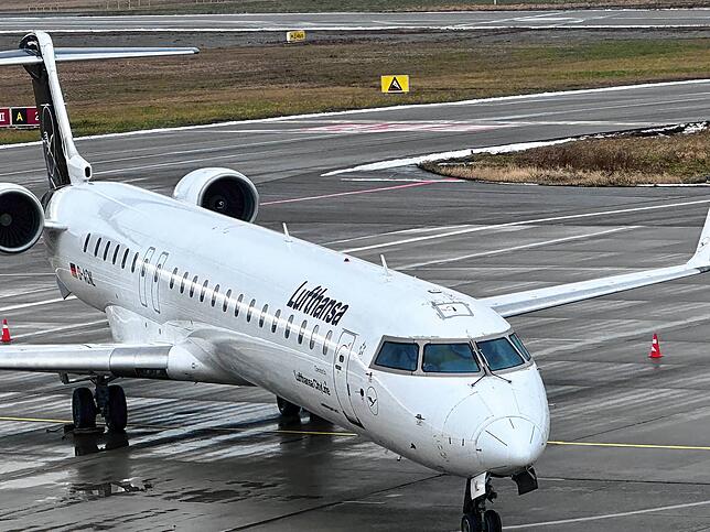 Ein Lufthansa-Regionaljet steht auf dem Vorfeld des Flughafens Friedrichshafen.