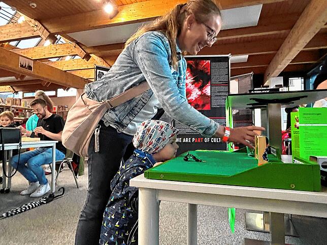 Auch die Kleinen haben Spaß beim Tipp-Kick in der Stadtbibliothek.
