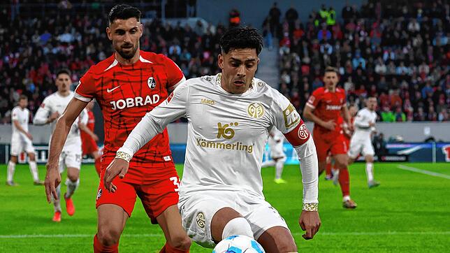 Duell ohne Sieger: Vincenzo Grifo (links) und der SC Freiburg kommen zuhause gegen den FSV Mainz 05 (Nadiem Amiri) nicht über ein 0:0 ...