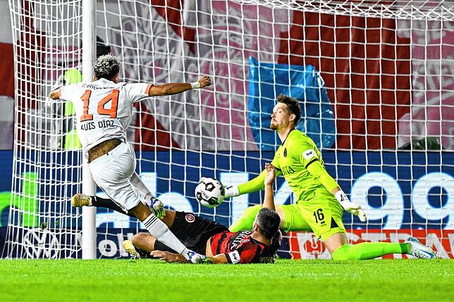 Luis Díaz (Bayern München) (l) und Torwart Florian Stritzel (SV Wehen Wiesbaden) kämpfen um den Ball.