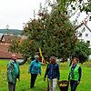 Der pensionierte Pfarrer Erwin Roser (von links), Pfarrgemeinderätin Birgit Greif sowie Peter und Luzia Baumann lesen im Pfarrgarten in ...