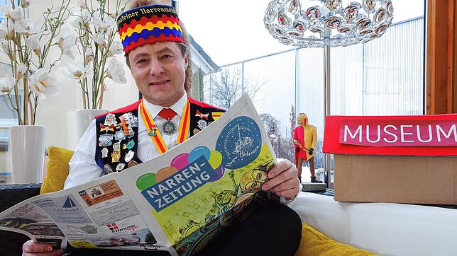 Rainer Hespeler hat es sich im heimischen Wintergarten bequem gemacht und schaut in die neue Narrenzeitung &ndash; das Spendenkässel ...