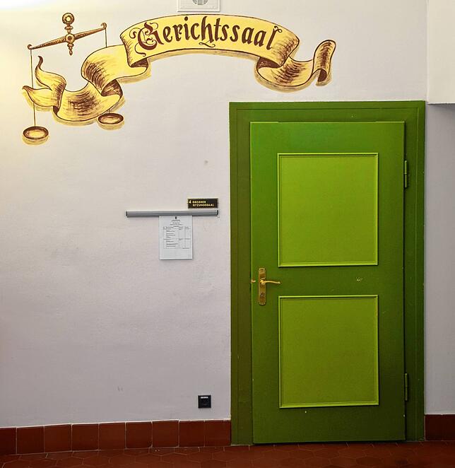 Die Eingangstür zum Verhandlungssaal im Amtsgericht Stockach.