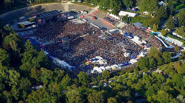 (Archivbild) Vor zehn Jahren schien die Welt noch in Ordnung: Bei &bdquo;Rock am See&ldquo; 2013 ist das Bodensee-Stadion gut gefüllt. ...