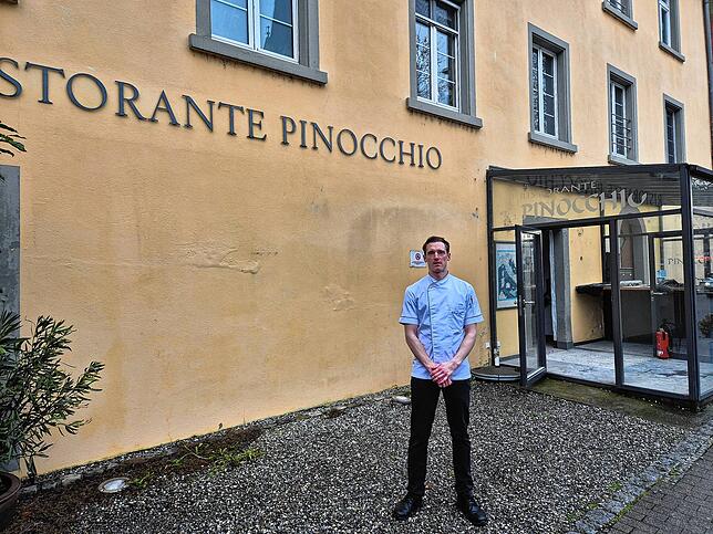 Noch Pinocchio, ab Frühsommer Papageno: Patrick Stier vor dem Gebäude Untere Laube 47.
