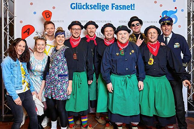 Bild 19: Gute Laune vor der SÜDKURIER-VIP-Wand bei der Fernsehfasnacht