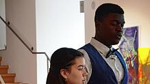 Musikschullehrer Johannes Eckmann (links) begleitet in der Stadtgalerie Angelina Jötten und Jeremy Nguimbi bei einem Rameau-Stück am ...