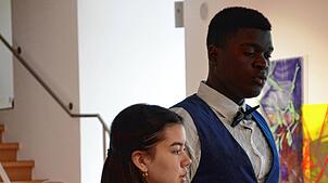 Musikschullehrer Johannes Eckmann (links) begleitet in der Stadtgalerie Angelina Jötten und Jeremy Nguimbi bei einem Rameau-Stück am ...