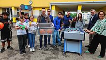 Zeigen die neuen Spielgeräte (von links): Tony Onoselease, Sophie Dering, Lorena Görsch, Leonie Kimmel, Matthias Schöne, Christoph ...
