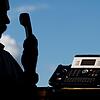 Ein Mann hält einen Telefonhörer in der Hand.