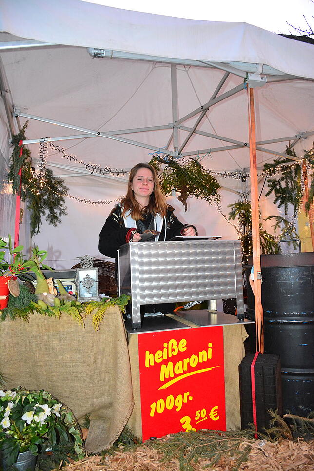 Inga Pinz verkauft heiße Maroni auf dem Überlinger Weihnachtsmarkt.