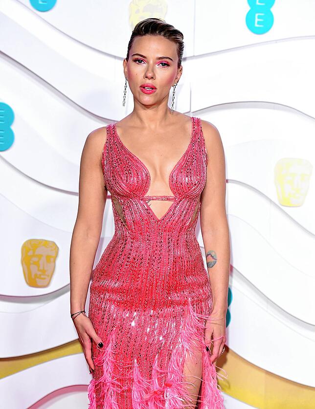 Junge Frauen möchten aussehen wie Scarlett Johansson, Schauspielerin aus den USA.