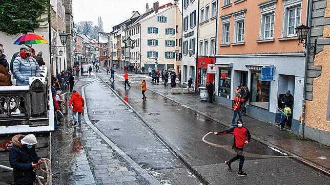 Eine Szene vom Dreikönigstag 2021 in der Überlinger Innenstadt. Einige Menschen waren mit ihrer Karbatsche unterwegs, um die Fasnet ...