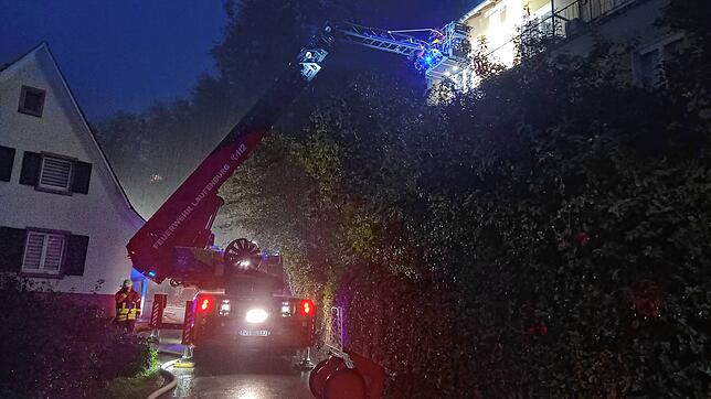 Auch die Drehleiter der Laufenburger Feuerwehr war am Sonntagabend im Einsatz, als Alarmierung wegen eines möglichen Wohnungsbrands in ...