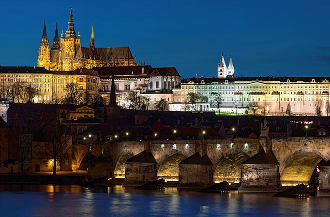 Prag: Blick auf die Karlsbrücke und die Prager Burg (l.) mit dem Veitsdom.