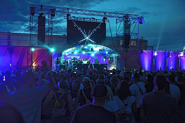 Bild 6: Elektro-Fans versammeln sich am See: Klein Venedig wird am Samstagabend zur Freiluftparty