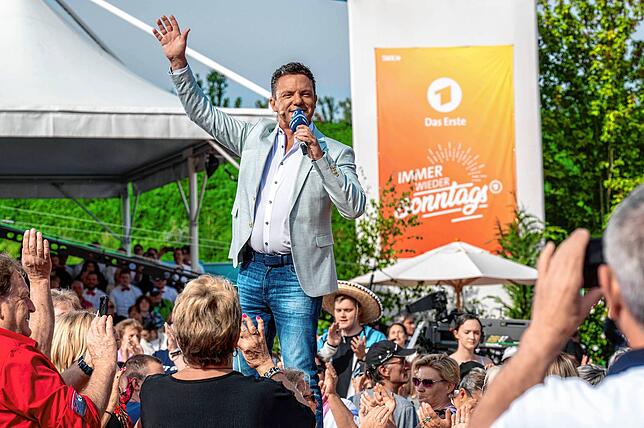 Das Moderieren liegt ihm: Stefan Mross auf der „Immer wieder sonntags“-Bühne.