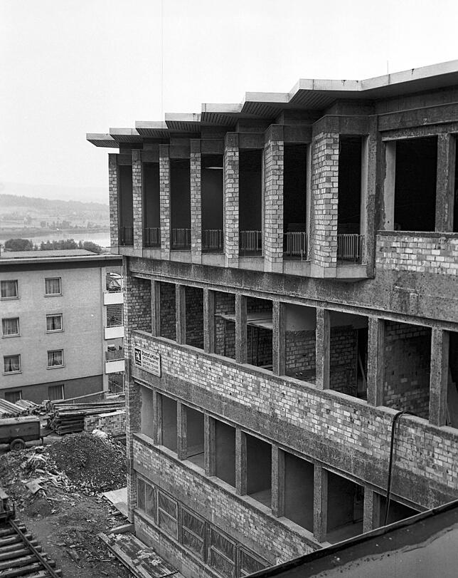 1964: Das Gerüst ist weg, die Ausbauarbeiten für den neuen Flügel des Krankenhaus Radolfzell haben begonnen. In dieser Perspektive hat ...