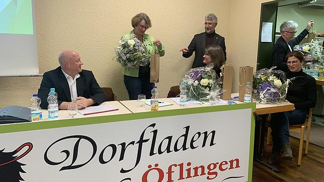 Blumen für den Vorstand: Aufsichtsratsvorsitzender Michael Thater dankte Daniela Klausmann, Birgit Kiefer und Katharina Hinneberger. ...