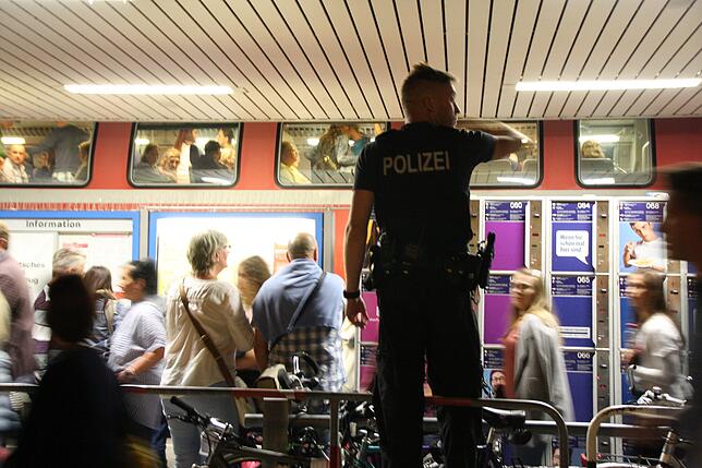 23.15: Nach dem Feuerwerk drängen viele auf den Bahnhof. Dort läuft die Abreise ohne große Wartezeiten. Die Polizei kanalisiert mit ...