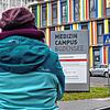 Eine Beschäftigte des MCB steht vor dem Klinikum in Friedrichshafen. Sie will anonym bleiben.