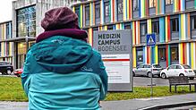 Eine Beschäftigte des MCB steht vor dem Klinikum in Friedrichshafen. Sie will anonym bleiben.