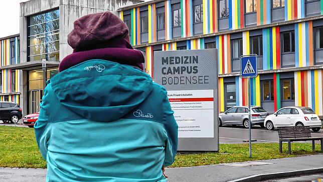 Eine Beschäftigte des MCB steht vor dem Klinikum in Friedrichshafen. Sie will anonym bleiben.