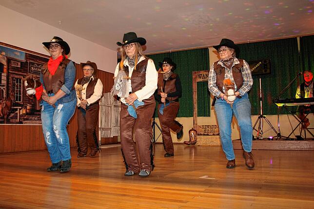 Bild 15: Gasthaus in Aftholderberg im Zeichen der Cowgirls – Schunkeln und Mitsingen beim Weiberball!