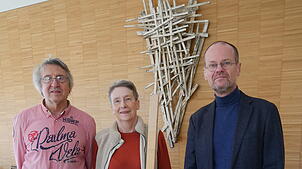 Andreas Keller, Ursula Schöneich und Roland Hoos-Michelotti (von links) verkaufen Werke des Malers Georg Fath zugunsten des Vereins Step ...