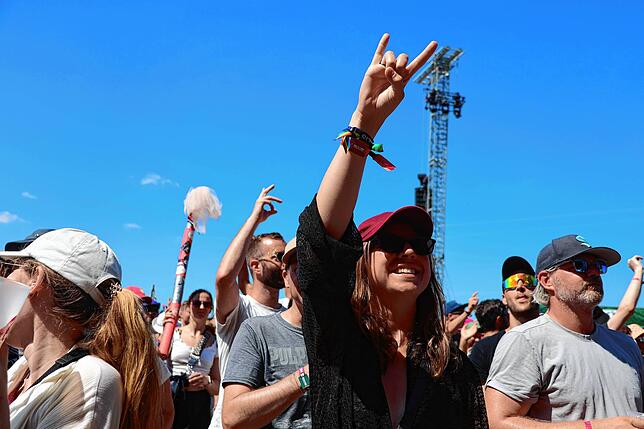 Bild 17: Moshpit und Feierlaune vor den Bühnen: Das sind die besten Southside-Bilder aus den ersten Reihen