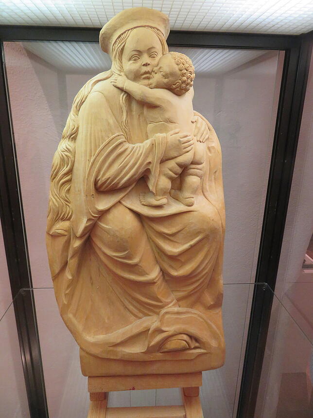 Eine Holzskulptur aus ihren Anfangszeiten als Holzbildhauerin ist ebenfalls im Museum zu sehen.