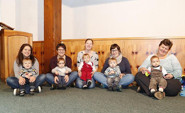 Alexandra Maier mit Julian, Julia Keller mit Eva, Jennifer Sell mit Ida, Annika Riebe mit Jakob und Christine Butkus mit Theresa.