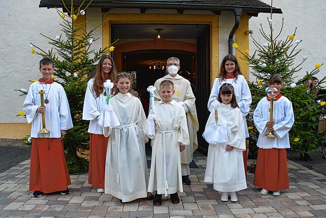 Drei Kinder haben in St. Vitus in Fützen ihre heilige Erstkommunion gefeiert. Gemeinsam mit Pfarrer Karlheinz Brandl, der den ...
