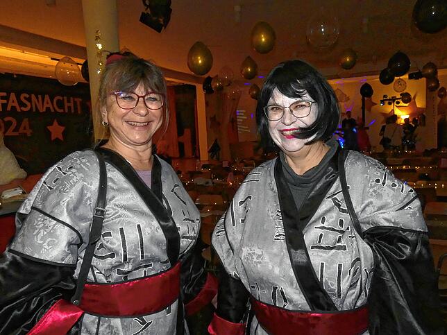 Bild 27: So bunt war die Wiiberfasnacht in Jestetten im Saal unter der Kirche St. Benedikt