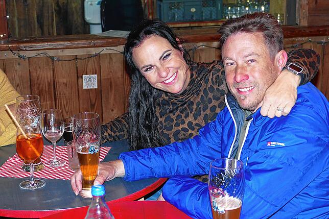 Bild 9: Gäste feiern Après-Ski-Party im Gasthaus „Löwen“ zur Musik von DJ Aleks. Hüttengaudi ist ein Hit.