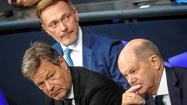 Ihre Bilanz ernüchternd bis desaströs, trotzdem wollen sie weitermachen: Robert Habeck (von links), Christian Lindner und Olaf Scholz.
