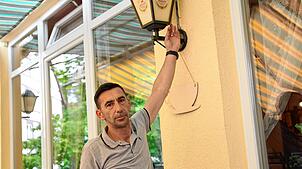 Kabel durchgebrannt, kein Licht für die Außengastronomie: Minsad Dalipi vom La Piazza hofft, dass nun bald ein Handwerker den Schaden ...