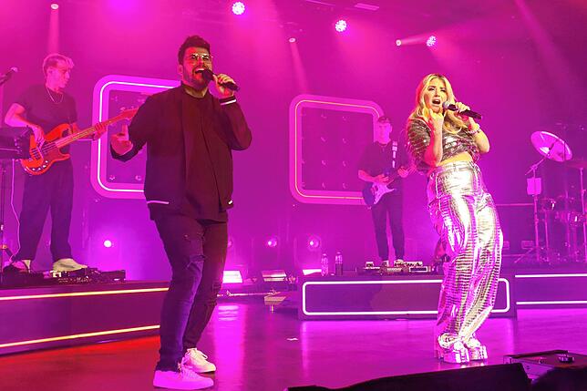 Auf der Bühne steht Beatrice Egli nicht alleine. Sie wird bei ihrem Auftritt unterstützt von einer vierköpfigen Band und zwei ...