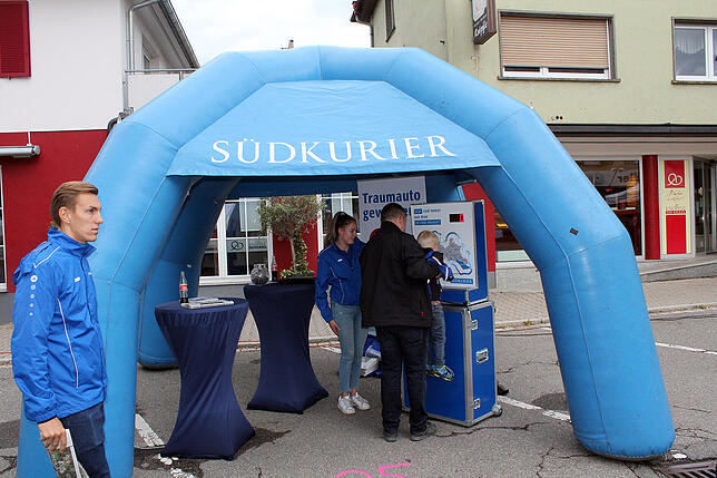 Bild 34: Beim Blumberger Straßenfest war die Stimmung trotz des Regenwetters gut