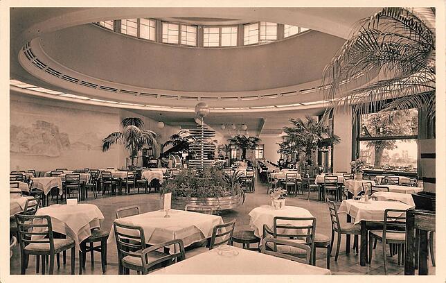 Ein Stück Bauhausarchitektur in Meersburg: Blick aus dem runden Tanzsaal (erbaut 1933/34) in den sogenannten Palmen- oder auch ...