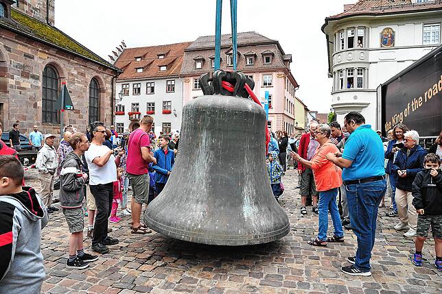 Alle wollen sie fotografieren und berühren: Die Münsterglocke ist der Star des Tages.