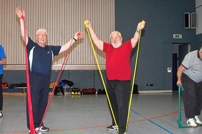 Mit Bändern: Henk Van Ojik (links) und Bernd Regener im Seniorentraining des TV Lauchringen.