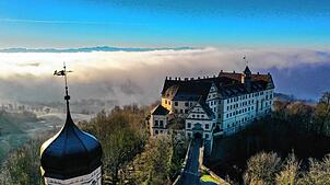 Blick mit der Kameradrohne auf das Schloss Heiligenberg und den Säntis im Hintergrund. Das Foto wurde im Dezember 2023 aufgenommen.